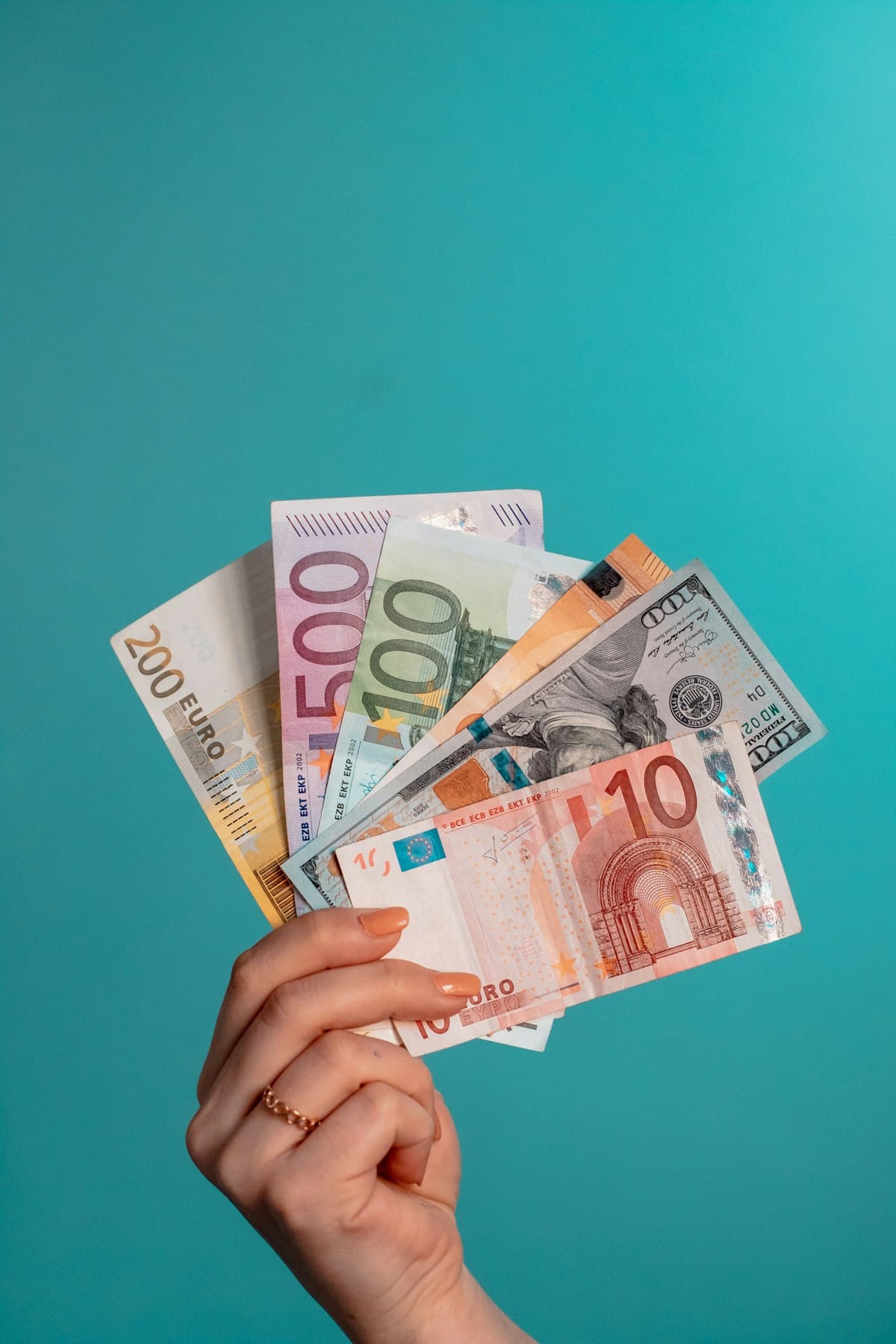 Hand hält aufgefächerte Euro-Geldscheine